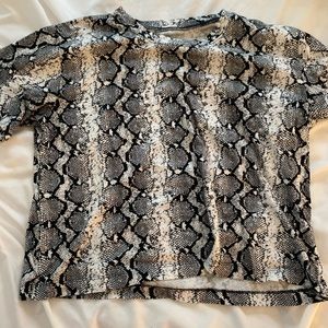 Snake print cropped tee